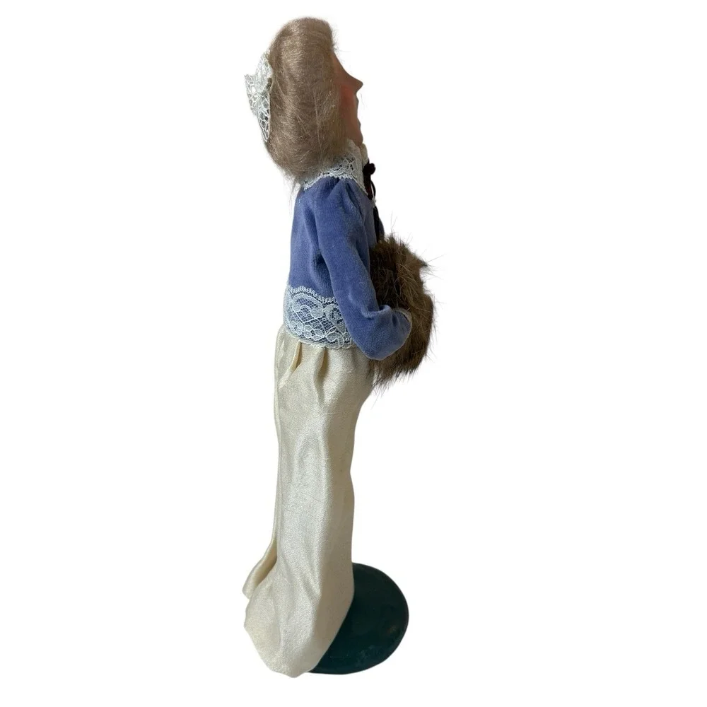 1986 Byers Choice Woman Christmas Caroler‎ w/ Fur Muff  13